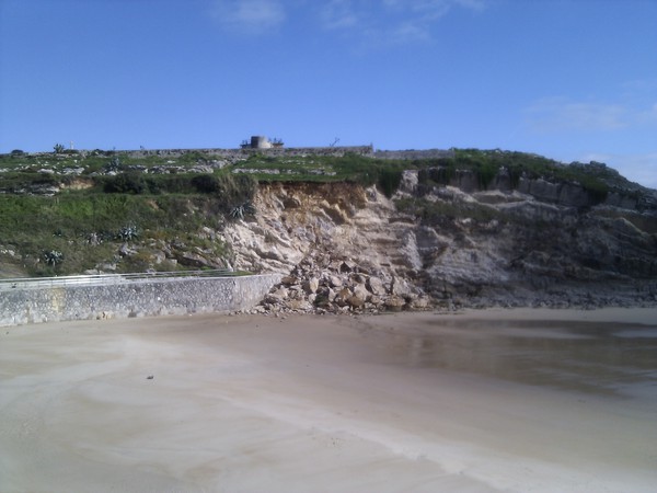 Desprendimiento en la playa del Sablón de Llanes - Celoriu.com (fotografía Pedro Acevedo)