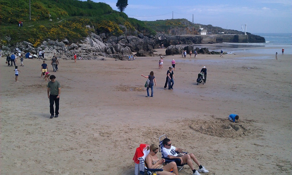 Los bañistas ya se atrevían en la playa de Palombina de Celorio - Celoriu.com
