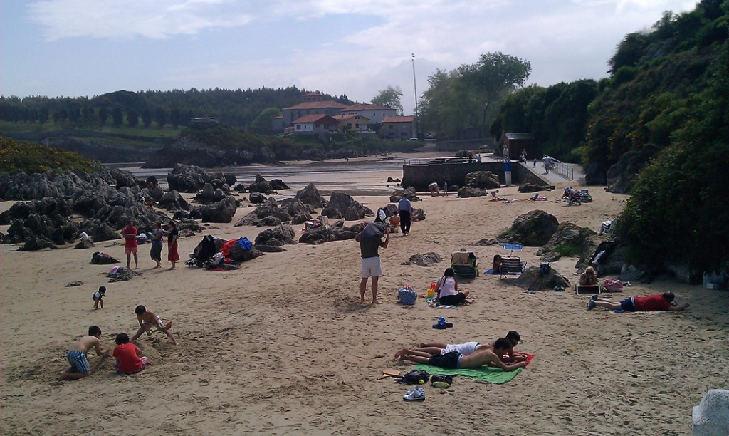 La Playa de Palombina presentaba público, y alguno se atrevió a darse un baño - Celoriu.com