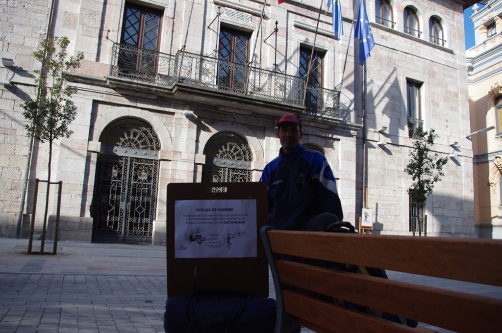 Antonio Manuel Rodrigues frente al Ayuntamiento de Llanes - Celoriu.com