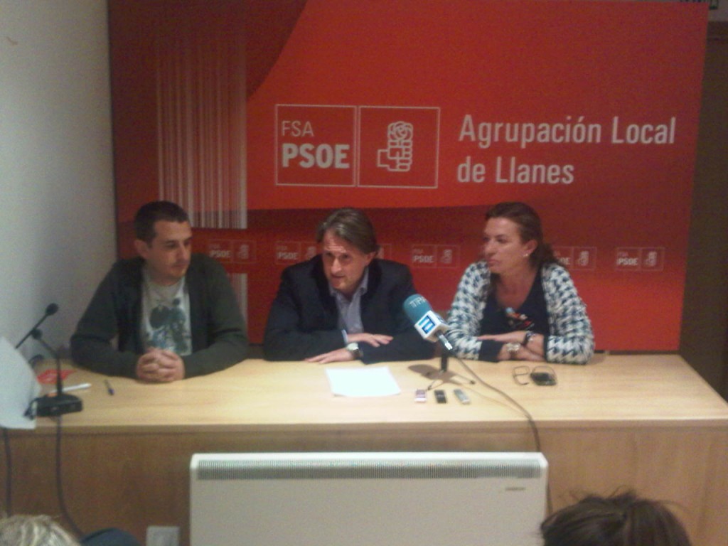 Dolores Álvarez, Jose Balmori y German Romano anunciando la victoria del equipo socialista