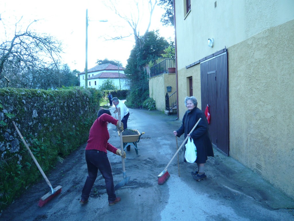 Algunos miemros de La Hoguera limpiando caminos la temporada pasada - Celoriu.com