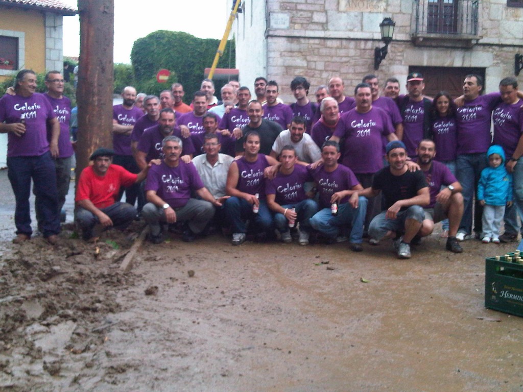 Los mozos que plantaron la hoguera de 2011 en Celorio - Celoriu.com