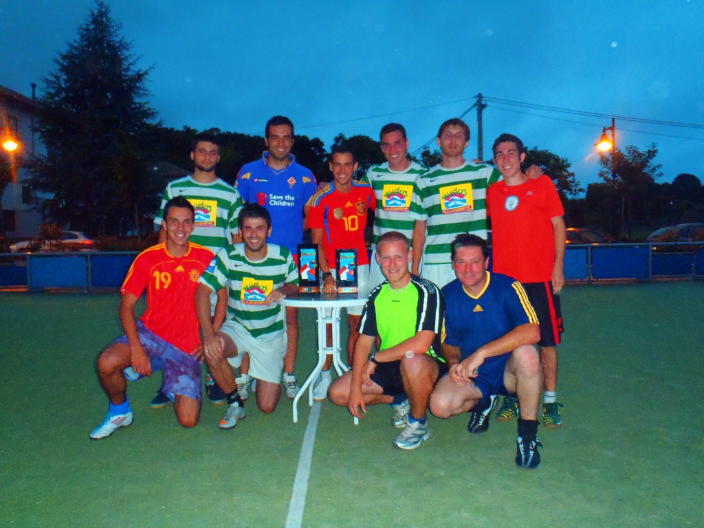 Los finalistas posan con sus trofeos en el campo de Celorio tras la final - Celoriu.com
