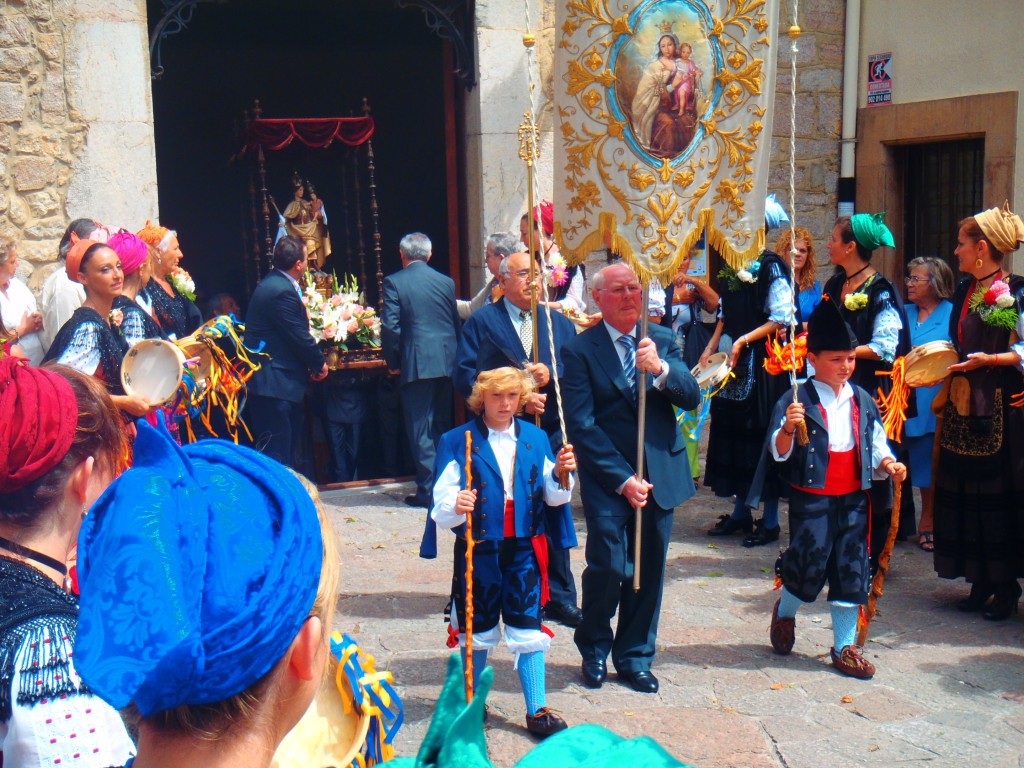 La imagen de la Virgen del Carmen sale en procesión hacia la Rotonda en Celorio - Celoriu.com