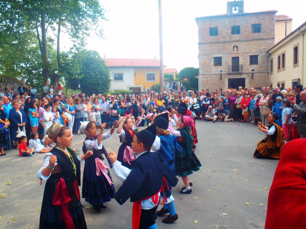 Los grupos de bailes regionales de Celorio realizaron varios bailes acompañados de los gaiteros Manolín el de Poo y pablo Torrescano - Celoriu.com