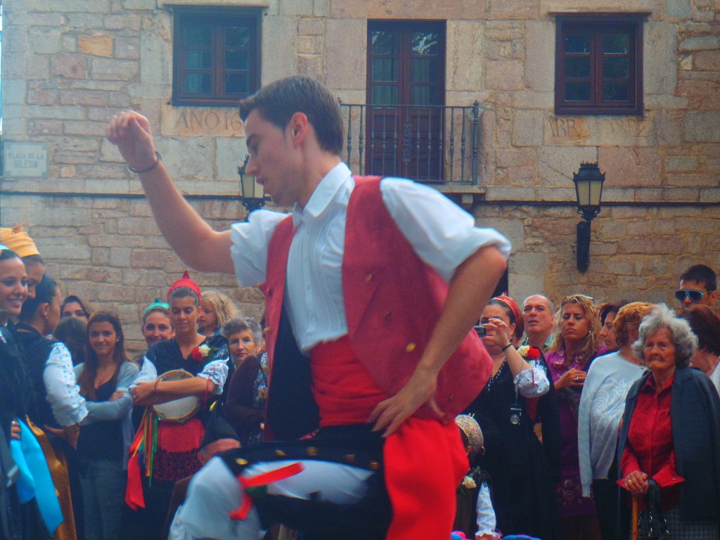 El celoriano Sergio Obeso interpretando uno de los bailes regionales en Celorio - Celoriu.com