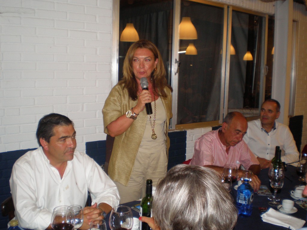 La alcaldesa de Llanes Dolores Álvarez apoyó el acto y dirigió unas palabras a los asistentes - Celoriu.com