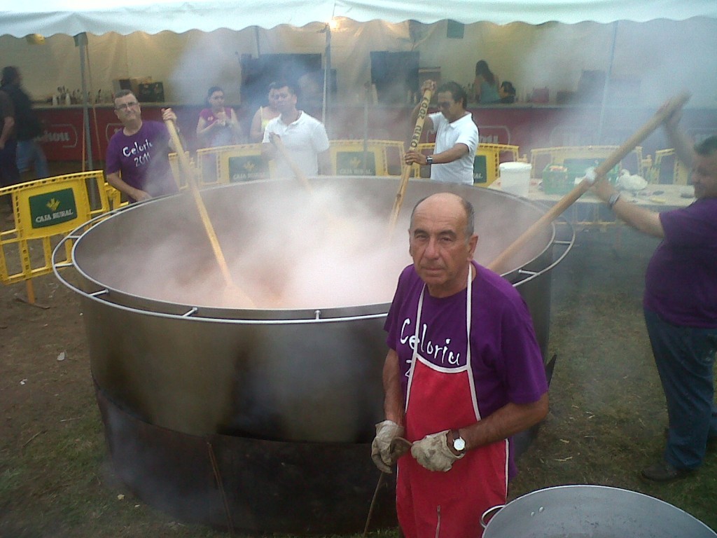 Julio González junto al resto de ayudantes que elaboraron la marmitada desde las 17h en Celorio - Celoriu.com