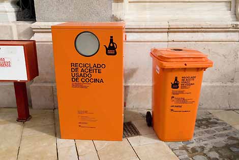Dos contenedores de recogida de aceite usado como los que "La Hoguera" pretende instalar - Celoriu.com