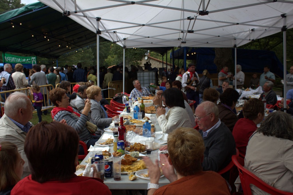 Los celorianos disfrutan del cocido en Ucieda en una gran mesa - Celoriu.com
