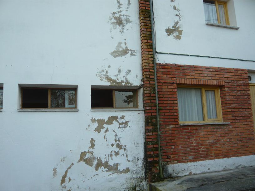 Aspecto que presenta la fachada de la escuela de Celorio - La Hoguera - Celoriu.com