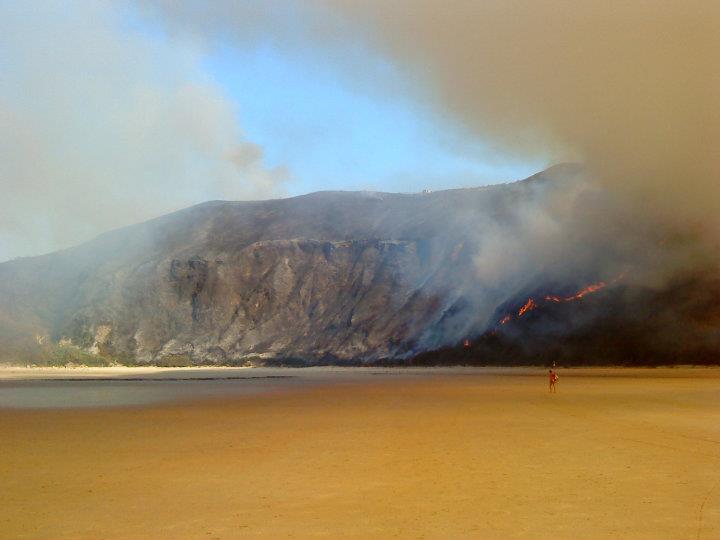 El humo invade el arenal de Torimbia en un día espléndido - Javier Ruisánchez - Celoriu.com