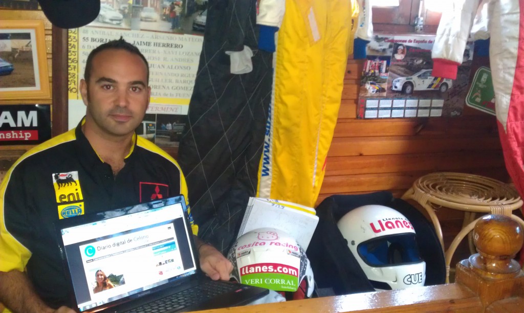 Dani Cué en su "Buhardilla Racing" con Celoriu.com en su ordenador personal - Celoriu.com