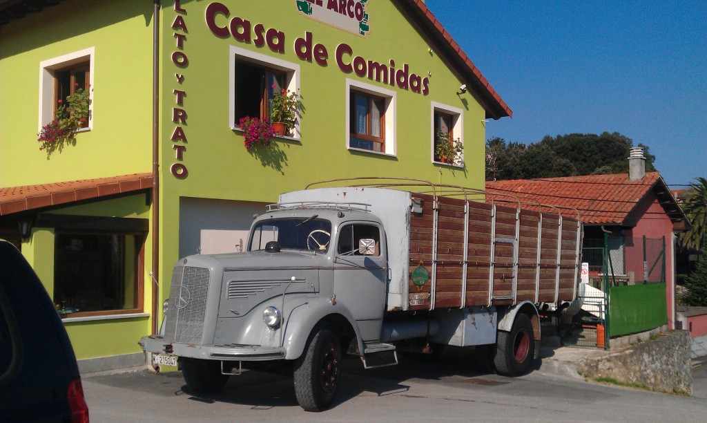 El vehículo de los "Gastromáquinas" aparcado en el Restaurante El Arco de Celorio - Celoriu.com