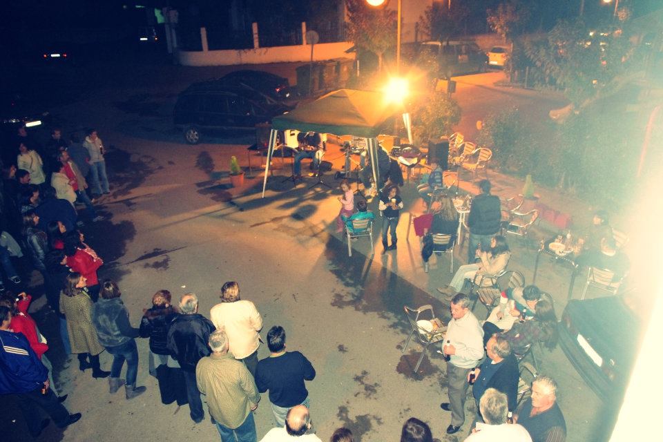 Varios de los asistentes a la fiesta aniversario del Époka escuchan la actuación de "40 Grados" - Celoriu.com