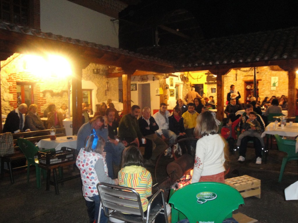 Las personas que se dieron cita en la celebración del Amagüestu 2010 en el Villamar - Celoriu.com