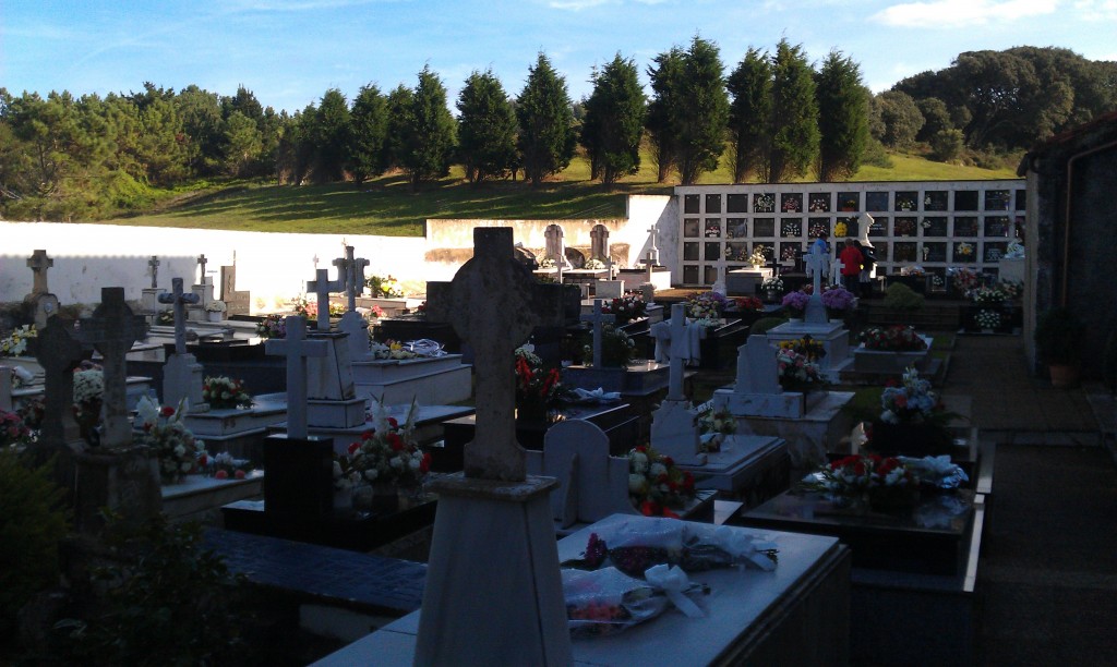 El cementerio de Celorio luce hoy martes lleno de flores - Celoriu.com