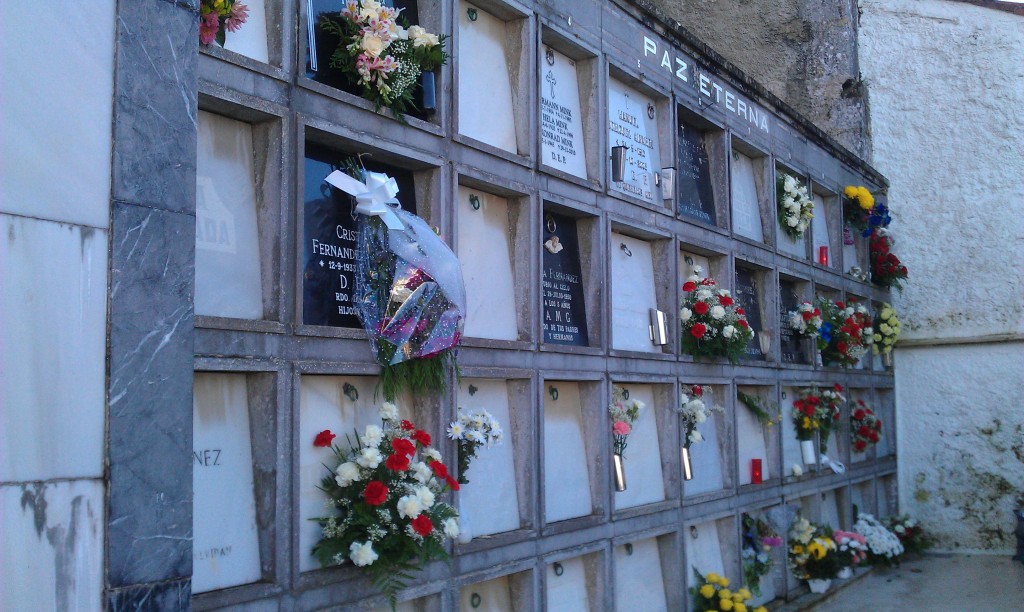 El cementerio de Celorio luce adornado con flores en la mañana del martes - Celoriu.com