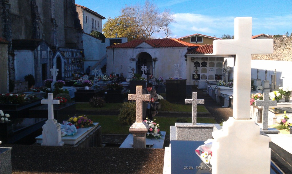 El cementerio de Celorio luce adornado con flores en la mañana del martes - Celoriu.com