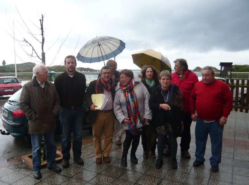 Miembros de la directiva de la Hoguera con los representantes de IU en Celorio el pasado sábado - Celoriu.com