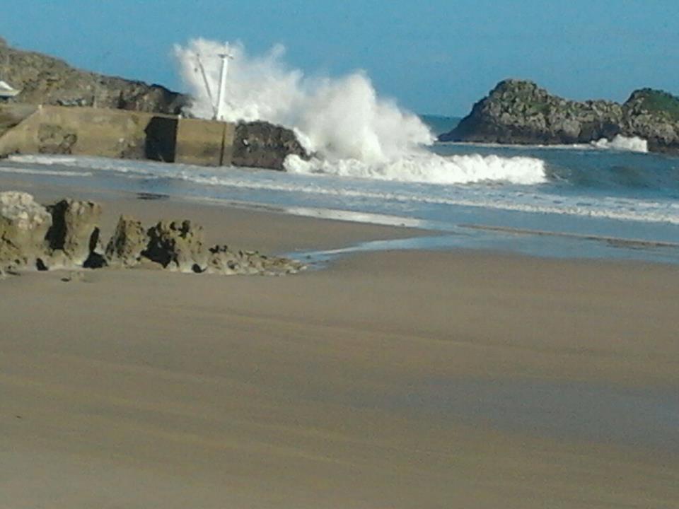 El mar batía contra "Picu" esta mañana en Celorio - Tere Oves - Celoriu.com