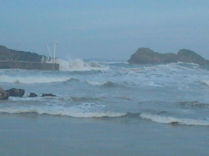 Palombina en torno a las 17h del lunes, con el mar cada vez más movido - Tere Oves - Celoriu.com