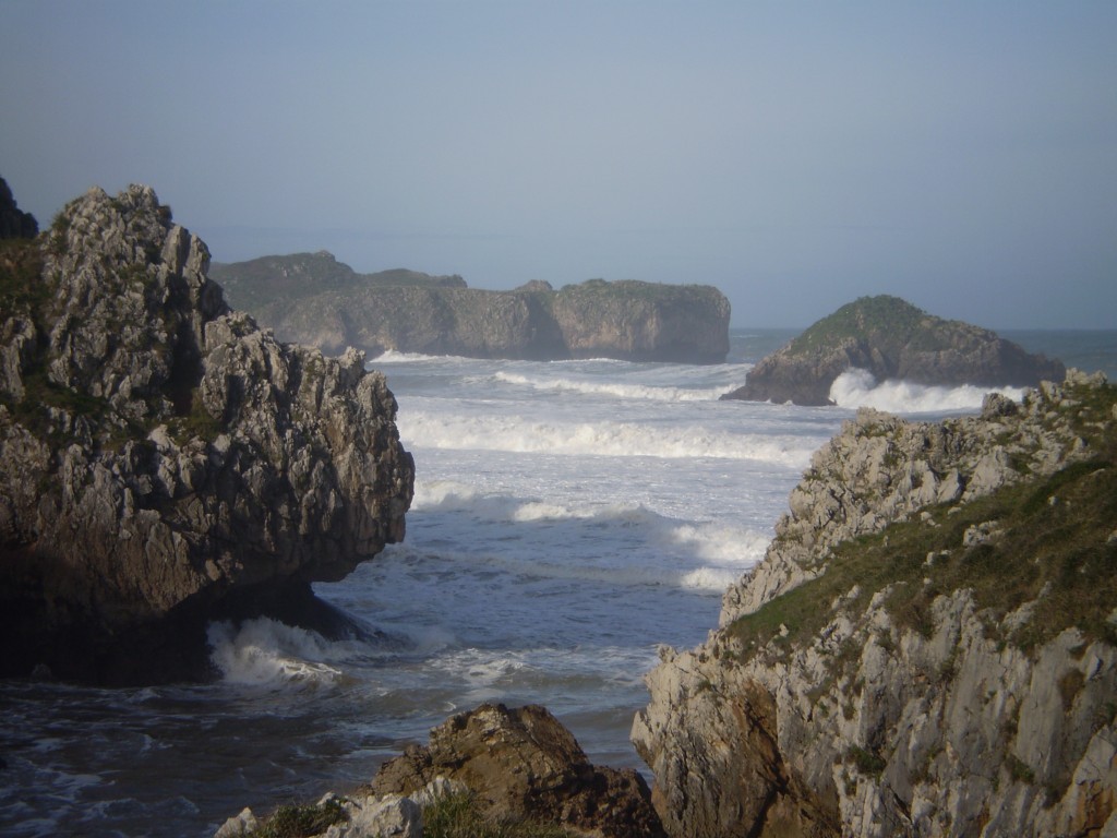 Las rocas dejan ver el mar cubierto de espuma en Celorio - Susana Muñiz - Celoriu.com