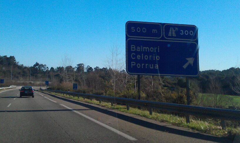 La señal de Celorio situada en la autopista A8 ya modificada con al nueva numeración - Celoriu.com
