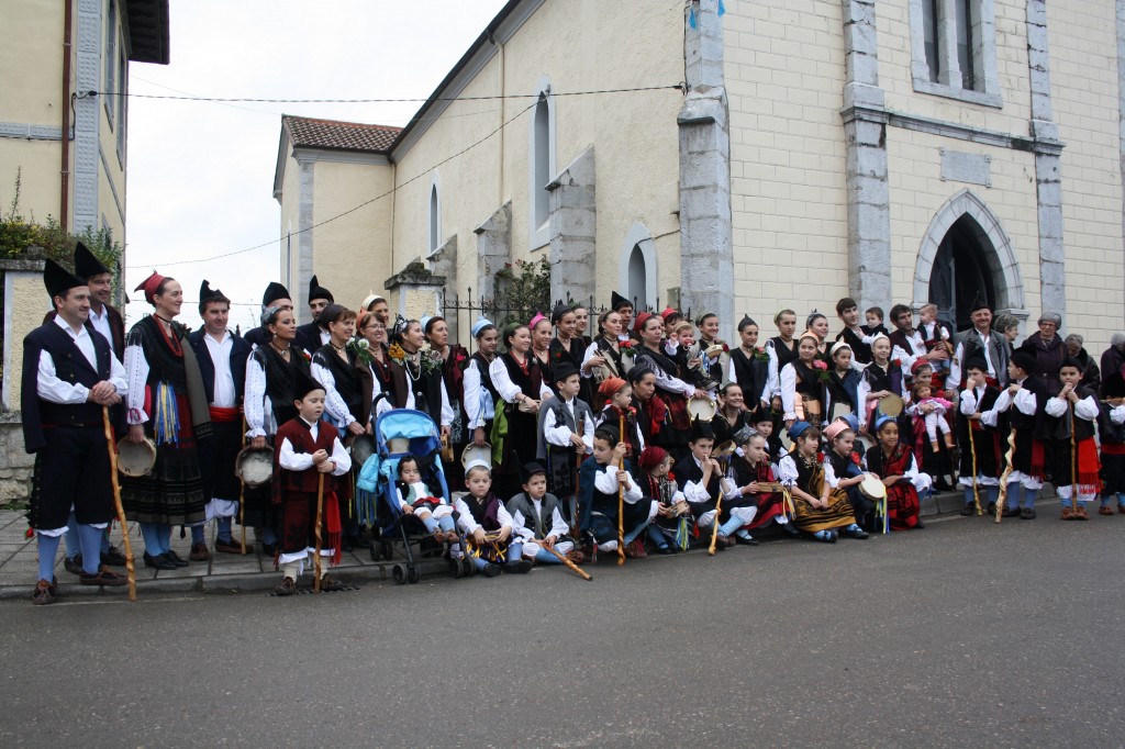 Los porruanos y porruanas vestidos con los trajes regionales posan poco antes de bailar esta mañana en Porrúa - Celoriu.com