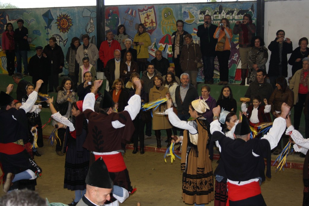 Los porruanos y porruanas durante los bailes regionales de este mediodía en la bolera del pueblo - Celoriu.com