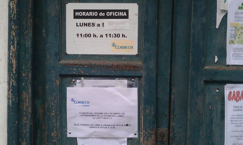 El cartel que anuncia el cierre en la puerta de la oficina de Celorio esta mañana - Celoriu.com