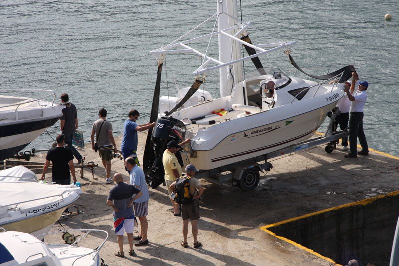 Una embarcación utiliza la grúa pescante de Celorio el pasado verano - Celoriu.com