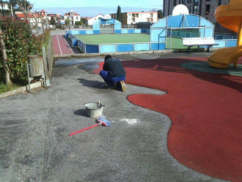 En la misma mañana del martes comenzaban los arreglos en el parque infantil de Celorio - Celoriu.com