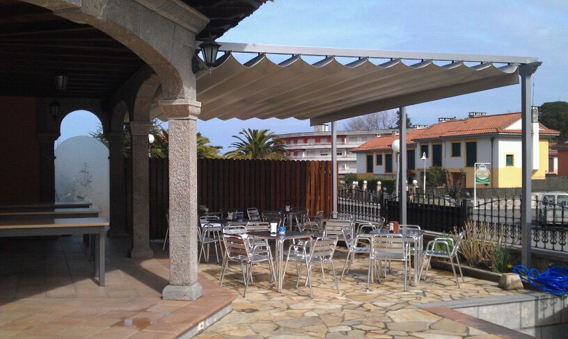 La terraza del Castru Gaiteru cuenta ahora con más mesas y está cubierta - Celoriu.com