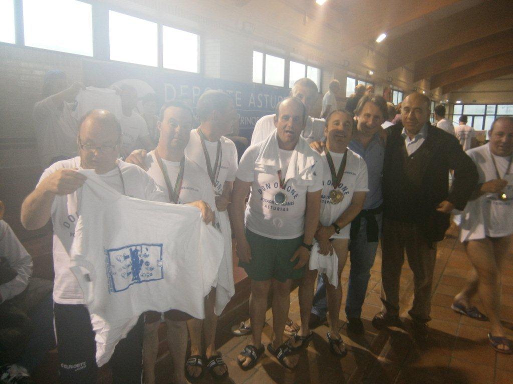 Varios medallistas celebran la victoria junto al concejal Balmori y Julio González - Celoriu.com