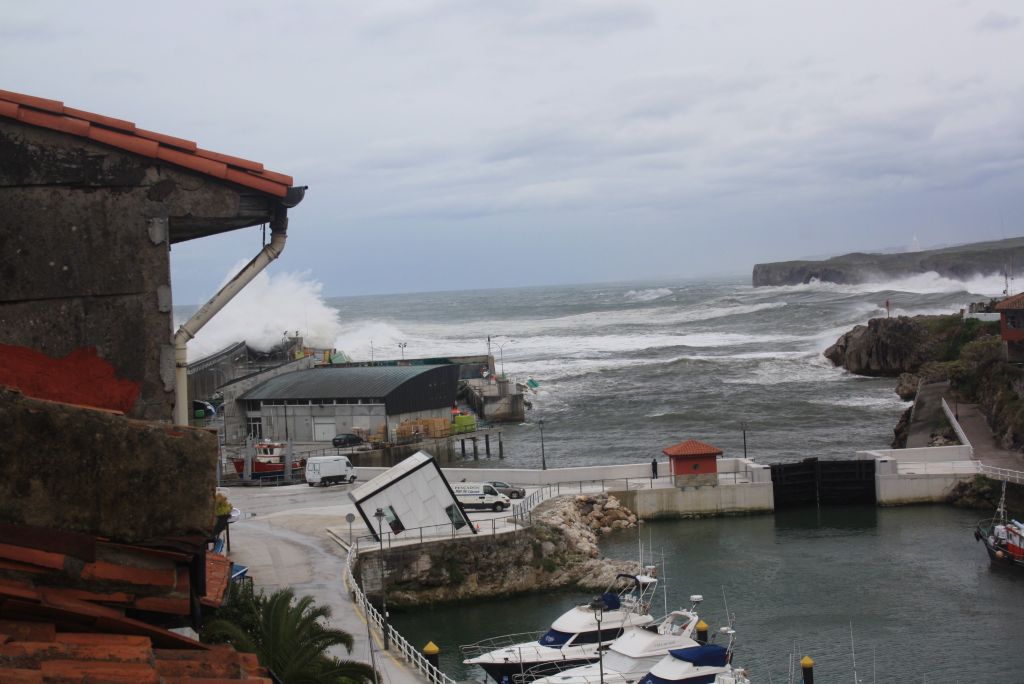 El puerto de Llanes durante la tarde de ayer - César Llaca - Celoriu.com