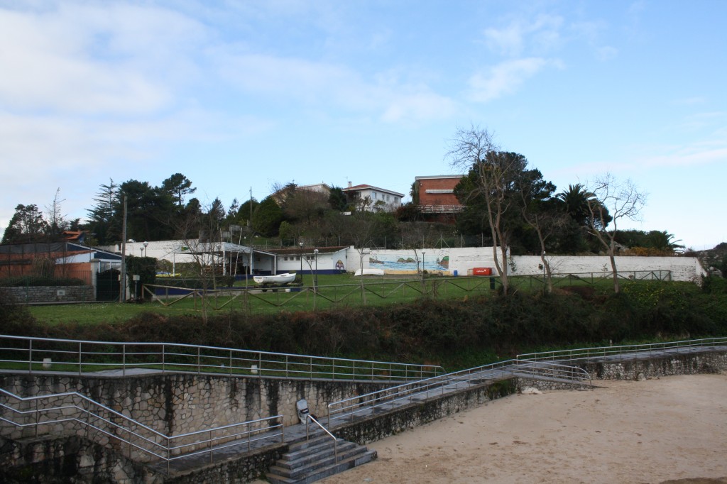 Imagen de las instalaciones del Club Marítimo de Celorio y la pared sobre el paseo de Palombina donde iría la escollera - Celoriu.com