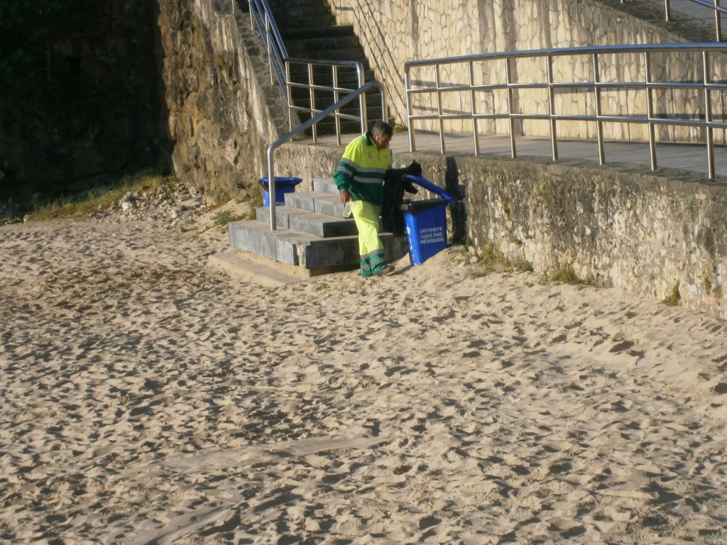 Los operarios de limpieza vacían los cubos situados en la playa de "Las Cámaras" - Celoriu.com