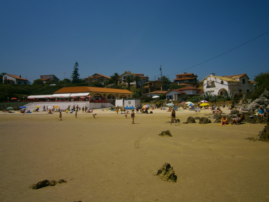 La playa de Palombina, en Celorio (Llanes) el pasado domingo de San Juan - Celoriu.com