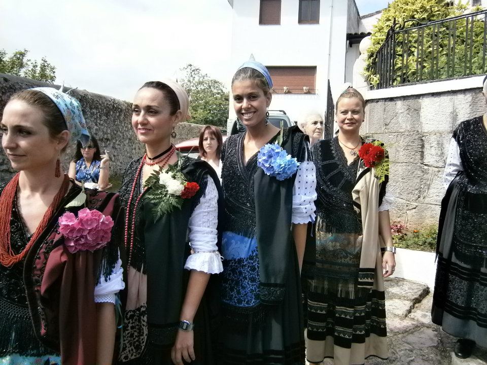 Mozas aldeanas de todas las edades acompañaron la procesión en Celorio - Celoriu.com