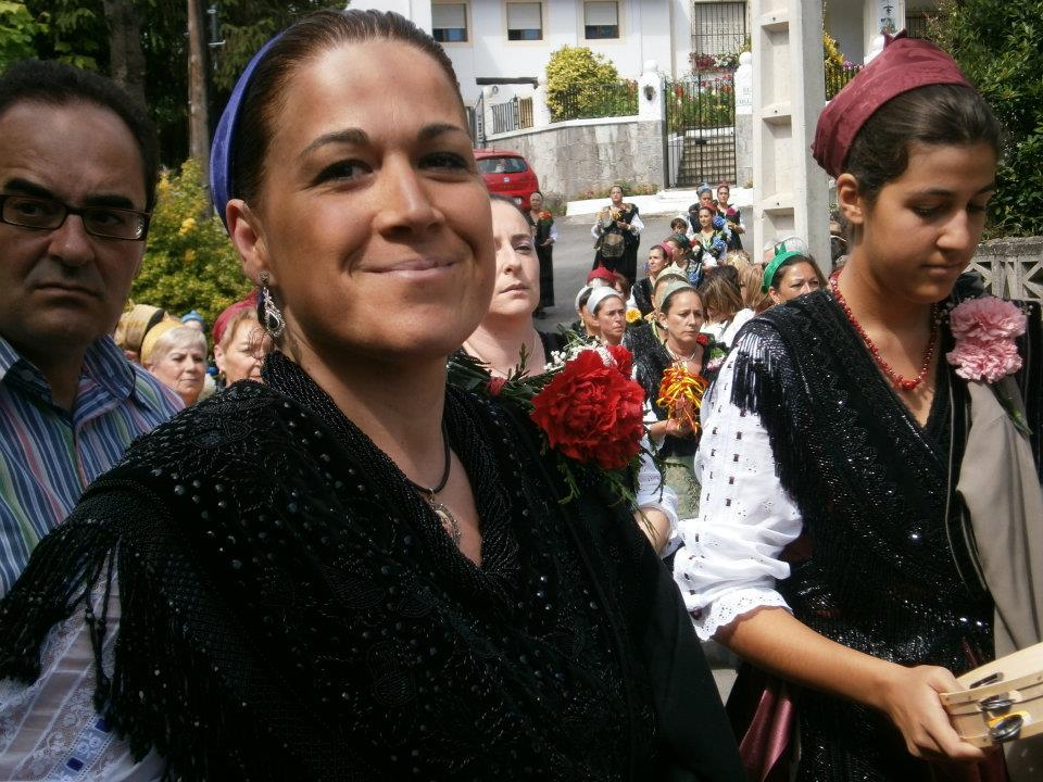 Mozas aldeanas de todas las edades acompañaron la procesión en Celorio - Celoriu.com