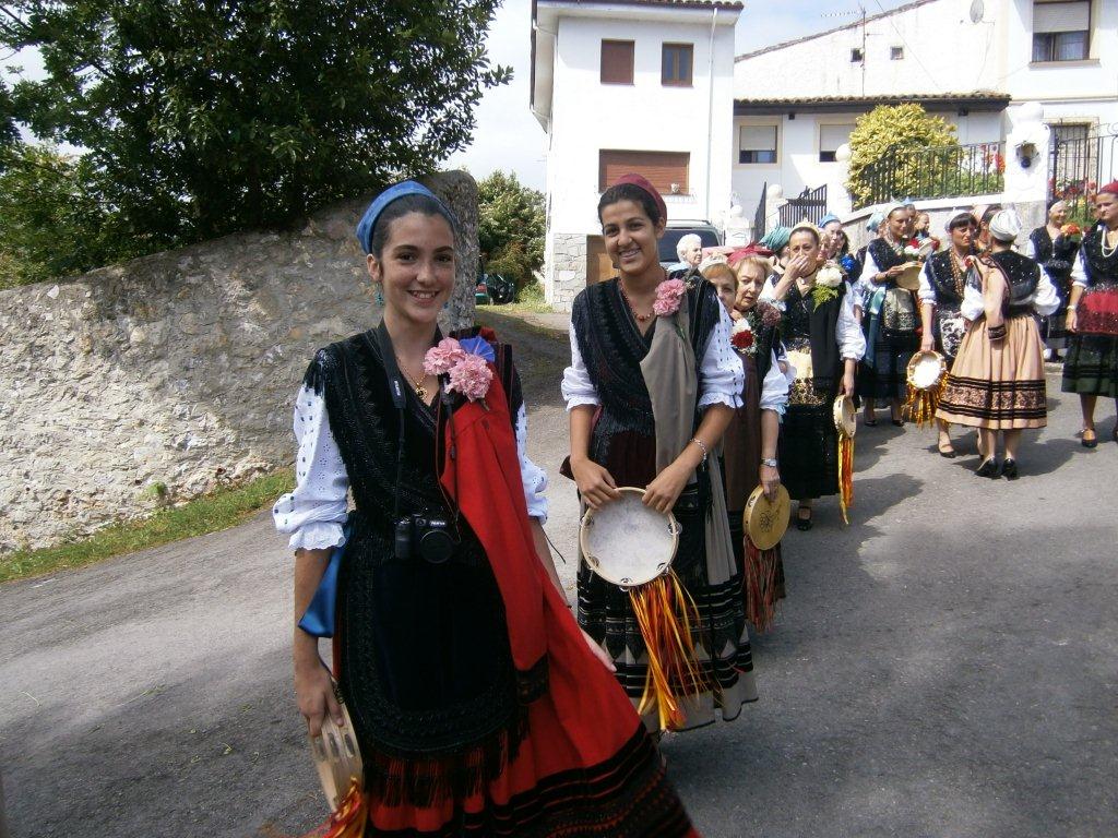 Mozas aldeanas de todas las edades acompañan la procesión de los ramos - Celoriu.com