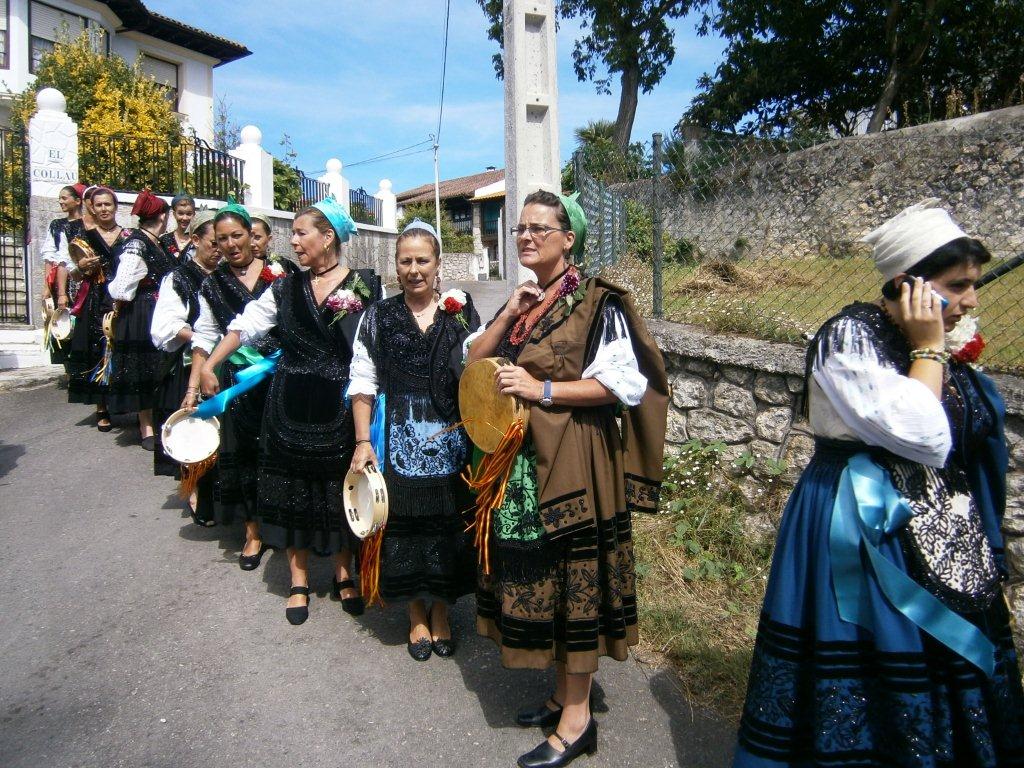 Mozas aldeanas de todas las edades acompañan la procesión de los ramos - Celoriu.com