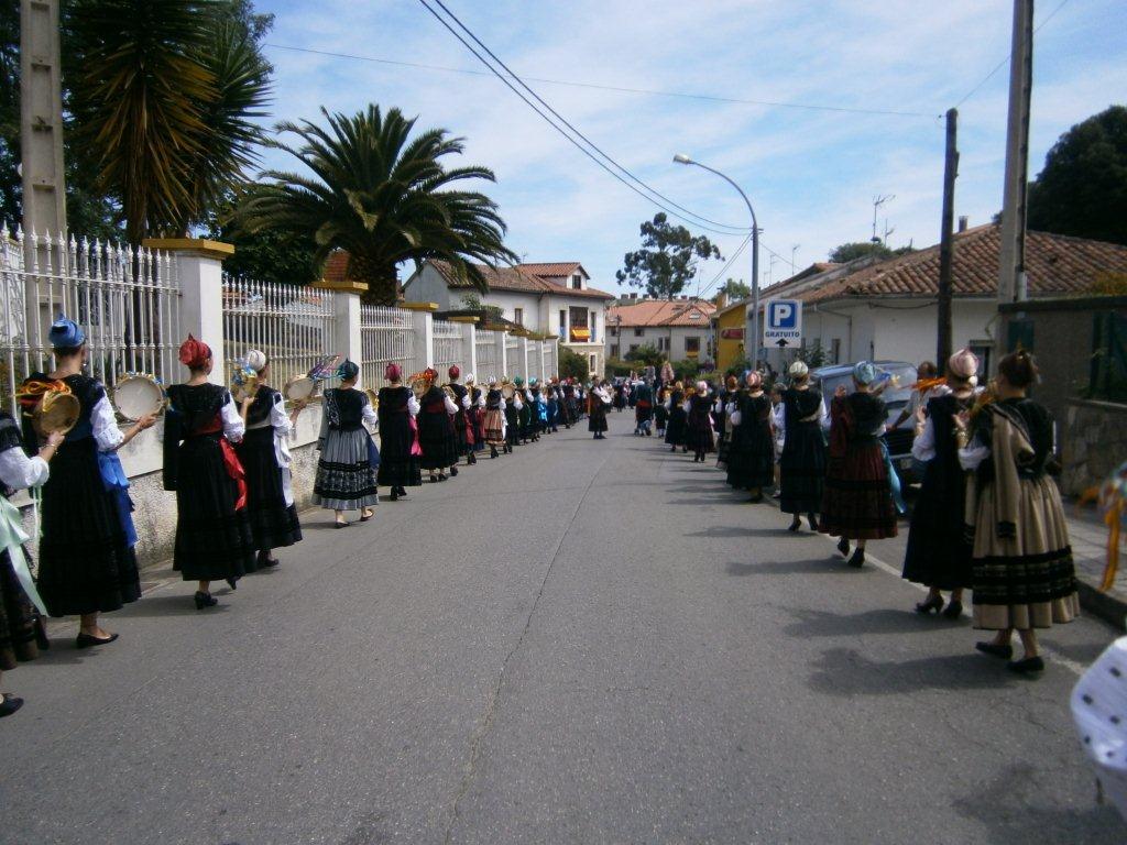 La procesión avanzaba por las calles de Celoriu hacia la Iglesia de San Salvador - Celoriu.com