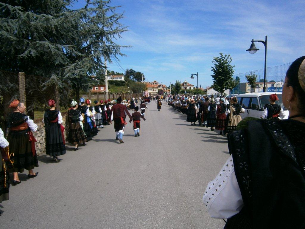 La procesión avanzaba por las calles de Celoriu hacia la Iglesia de San Salvador - Celoriu.com