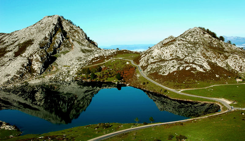 Los lagos de Covadonga, en Picos de Europa, son un entorno protegido parcialmente al tráfico - Celoriu.com