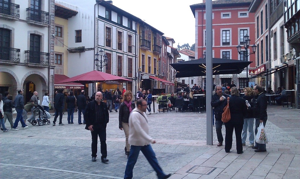 Terraza en la plaza Parres Sobrino de Llanes - Celoriu.com