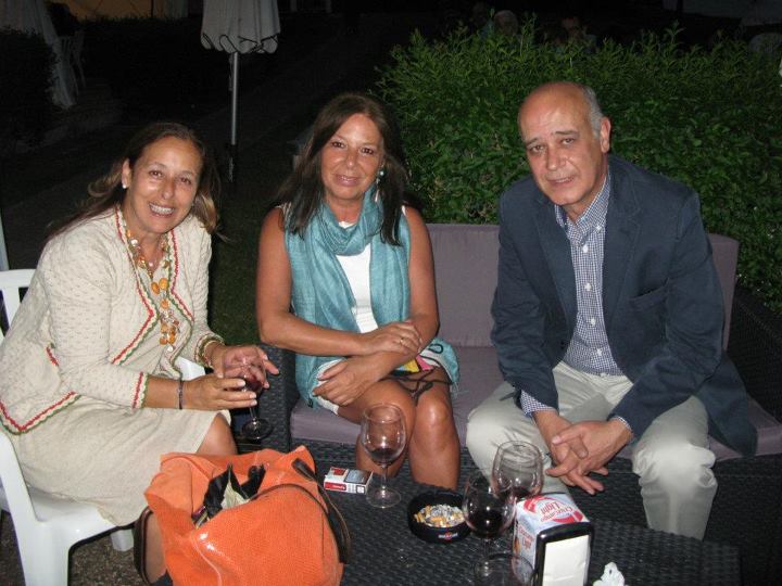 Carlos Rodríguez con su mujer y una amiga en al cena solidaria del pasado día 4 en Celorio - Celoriu.com