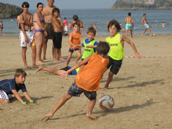 Uno de los partidos celebrados el pasado fin de semana en el campeonato infantil de fútbol playa de Celorio - Celoriu.com